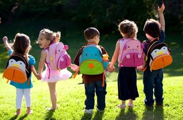 Cặp Sách Học Sinh – Bài Toán Cân Bằng Giữa Tri Thức Và Sức Khỏe 1 Cặp sách học sinh có thể là chiếc túi hoàn hảo cho tất cả mọi trẻ em. Ba lô có trọng lượng nhẹ, đơn giản, tiện dụng và rất phù hợp để sử dụng hàng ngày. Bất kể bạn cần mang theo những gì, từ sách vở, máy tính xách tay đến thiết bị máy ảnh, quần áo, đồ ăn trưa hay đồ tập gym, một chiếc ba lô sẽ giúp công việc đó trở nên dễ dàng hơn nhiều. Nhưng vì tính tiện lợi đó mà học sinh rất dễ mang quá nhiều thứ đến trường. Dễ gây các bệnh về xương. Vậy nên sử dụng cặp sách thế nào? Hôm nay Voi Bạc sẽ cùng bạn tìm hiểu vấn đề này nhé!