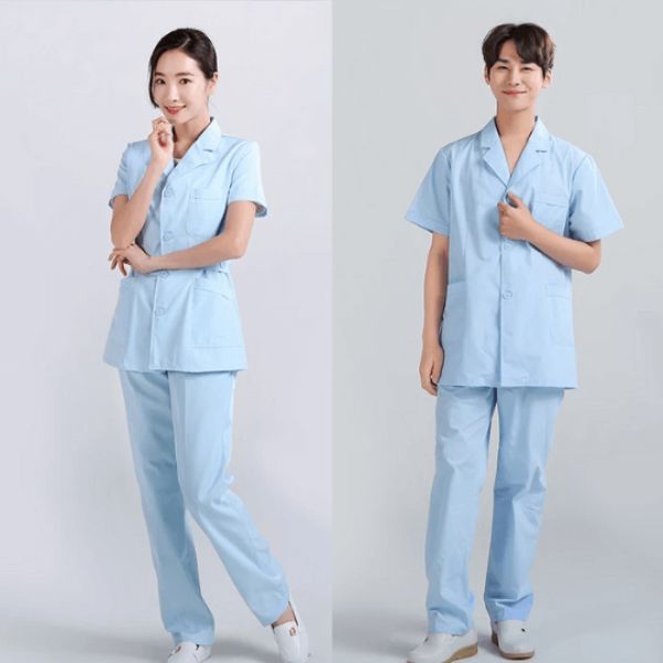 Mẫu Đồng Phục Bệnh Viện Cao Cấp Chất Liệu Tốt Và Đẹp 2025 2 Đồng Phục Bệnh Viện Cao Cấp Chất Liệu Tốt Màu Xanh Dương Nhạt