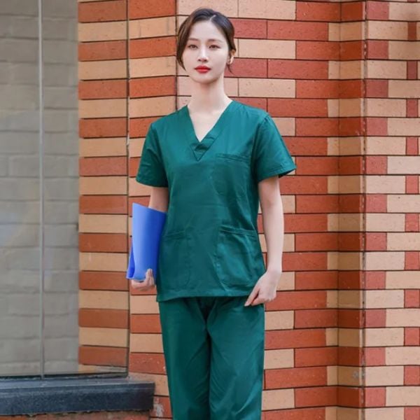 4 Lý Do Nên Chọn Đồng Phục Bệnh Viện Kháng Khuẩn Thay Vì Vải Thông Thường 2 Đồng Phục Bệnh Viện Kháng Khuẩn Bền Đẹp